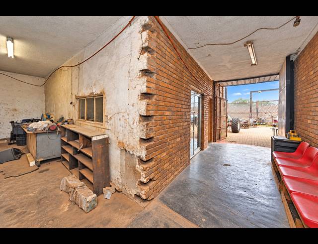 340M² WAREHOUSE FOR SALE IN PETIT